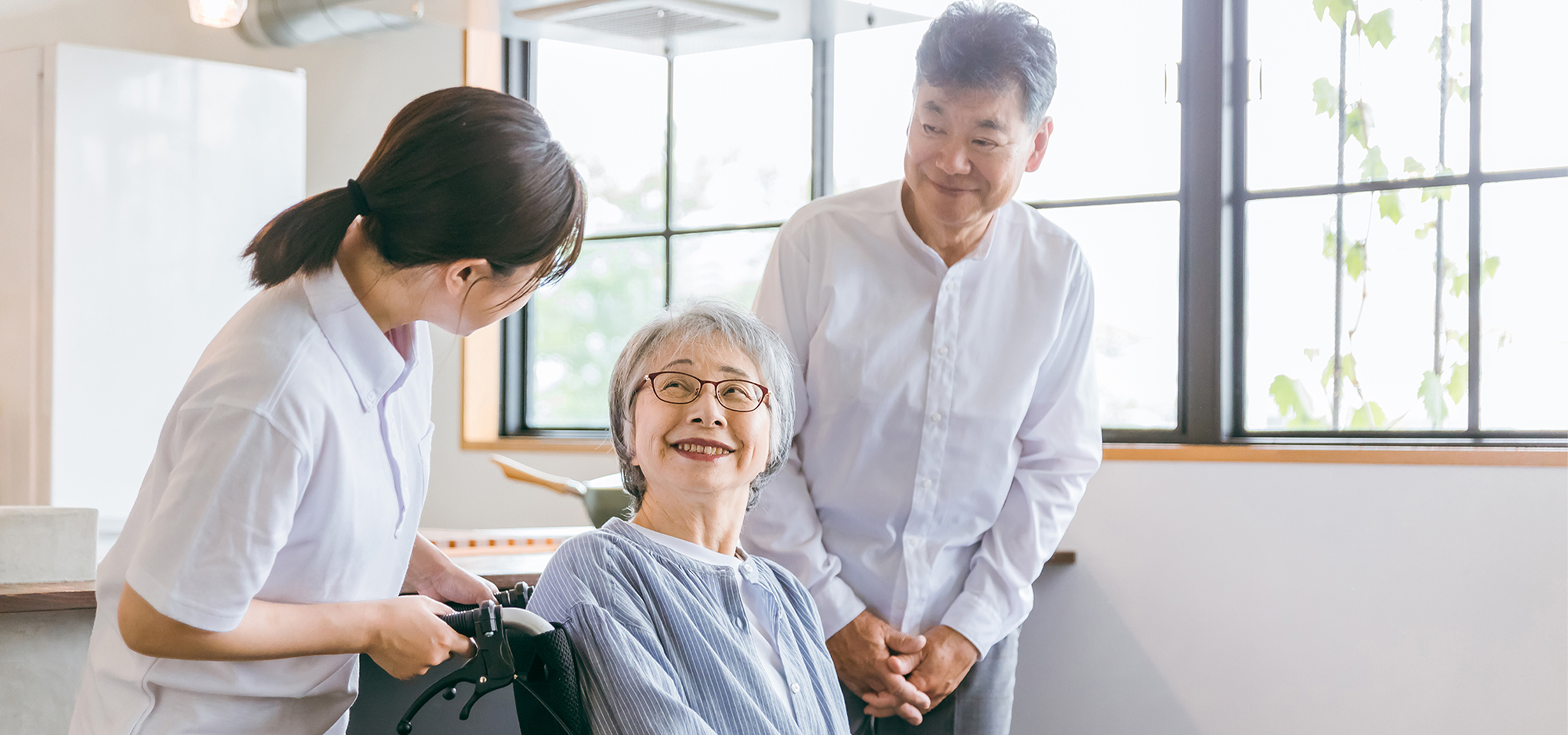 介護スタッフと利用者家族が笑顔で話している様子